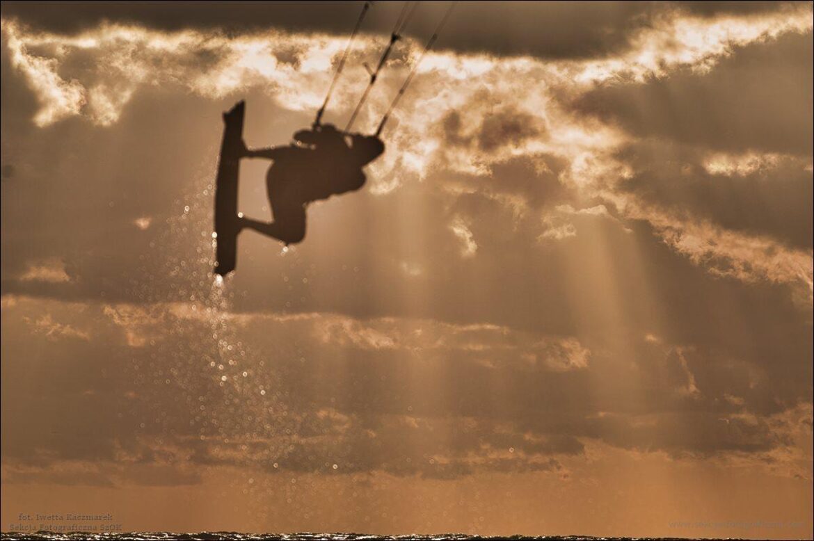 Kitesurfing na Bałtyku. Deska, latawiec, woda, wiatr i słonce.