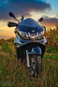 Maxi skuter #Piaggiox10 w polu kukurydzy - zachód słońca