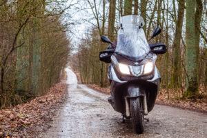 Jazda motorem w deszczu - Maxi scooter Piaggio x10 350, fot. Tomasz Koryl / mckornik.com